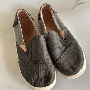 Toms shoes. Grey and white
